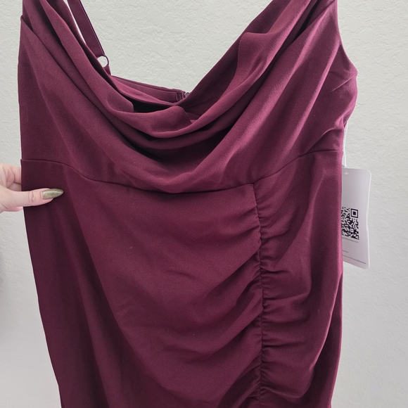 Elegant Burgundy Evening Gown - Picture 4 of 11